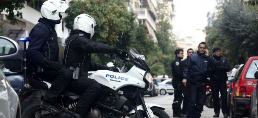 Εικόνες εξαθλίωσης: Βρέθηκε πτώμα άντρα σε αποσύνθεση πάνω σε παγκάκι (Βίντεο)